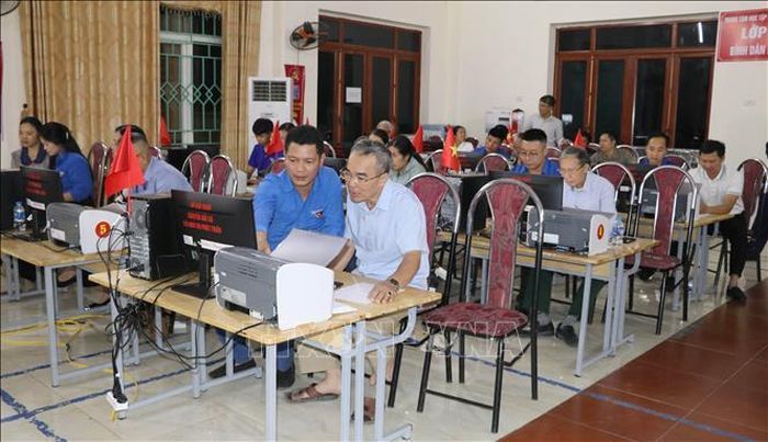 Người dân xã Gia Trấn, tỉnh Ninh Bình, tham gia lớp học “Bình dân học vụ số”. Ảnh: Thùy Dung/TTXVN