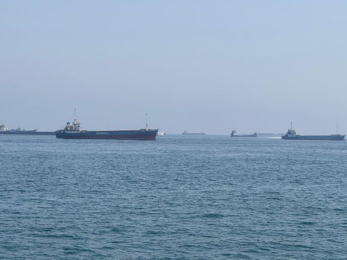Tàu thuyền di chuyển qua eo biển Hormuz. Ảnh: THX/TTXVN