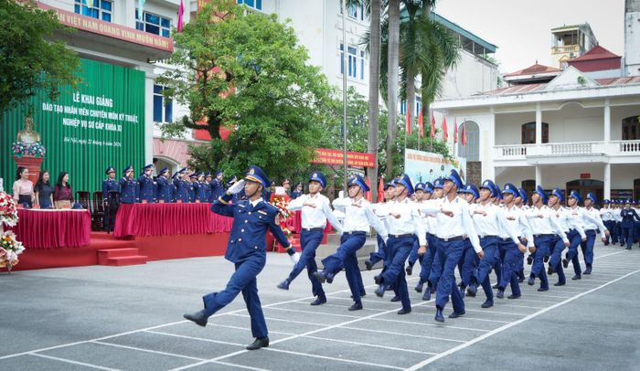 Các học viên mới Cảnh sát biển Việt Nam duyệt đội danh dự tại Lễ khai giảng đào tạo nhân viên chuyên môn kỹ thuật, nghiệp vụ sơ cấp khóa XI năm 2026. Ảnh: Đức Hạnh