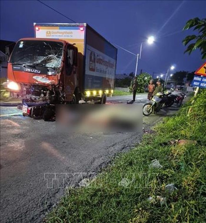 Hiện trường vụ tai nạn giao thông trên đường tỉnh 822, xã Hậu Nghĩa, tỉnh Tây Ninh làm 3 người tử vong. Ảnh: TTXVN phát