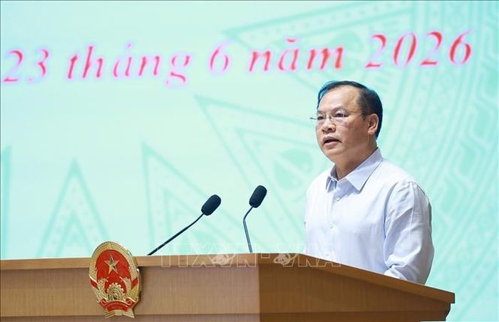Thứ trưởng Bộ Công an Nguyễn Văn Long báo cáo Đề án phát triển ứng dụng dữ liệu về dân cư, định danh và xác thực điện tử phục vụ chuyển đổi số quốc gia. Ảnh: Dương Giang/TTXVN