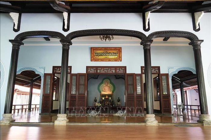 Các cửa vào Chánh Điện của chùa Huyền Không, thành phố Huế.
