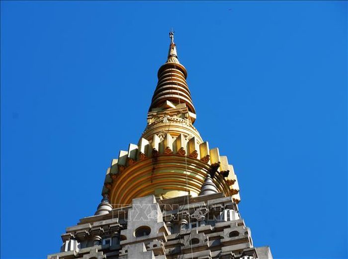 Đỉnh của tháp chính thuộc Bảo tháp Đại Giác của chùa Huyền Không, thành phố Huế.