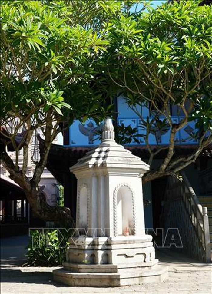 Ngôi mộ cổ trong khuôn viên của chùa Huyền Không, thành phố Huế