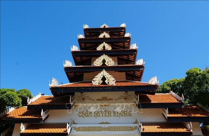Hoa văn tinh xảo trang trí trên cổng của chùa Huyền Không, thành phố Huế.
