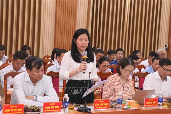 Giám đốc Sở Giáo dục - Đào tạo thành phố Đà Nẵng Lê Thị Bích Thuận báo cáo về việc chuẩn bị cơ sở vật chất, tăng cường cán bộ, giáo viên cho năm học mới 2026 - 2027.