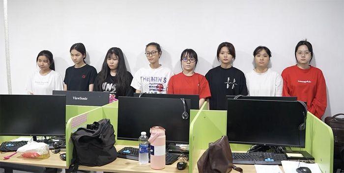 Nhóm nhân viên bị bắt giữ khi Công an khám xét tại một công ty. Ảnh: Công an TP Hồ Chí Minh cung cấp
