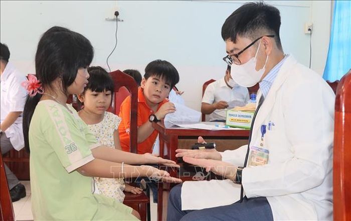 Trẻ em được bác sĩ khám bệnh tại Trường Mầm non Tịnh Thới, phường Cao Lãnh, tỉnh Đồng Tháp.