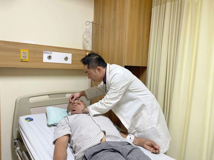 Sau 3 đợt điều trị, khối u vùng mắt bệnh nhân A. đã giảm khoảng 60%. Ảnh: Yến Vy
