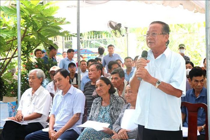 Người dân xã An Phú Tân nêu ý kiến tại buổi đối thoại.