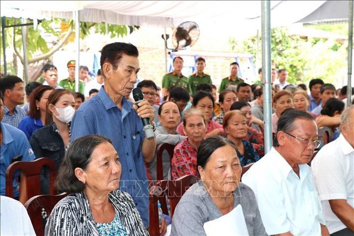 Người dân xã An Phú Tân nêu ý kiến tại buổi đối thoại.