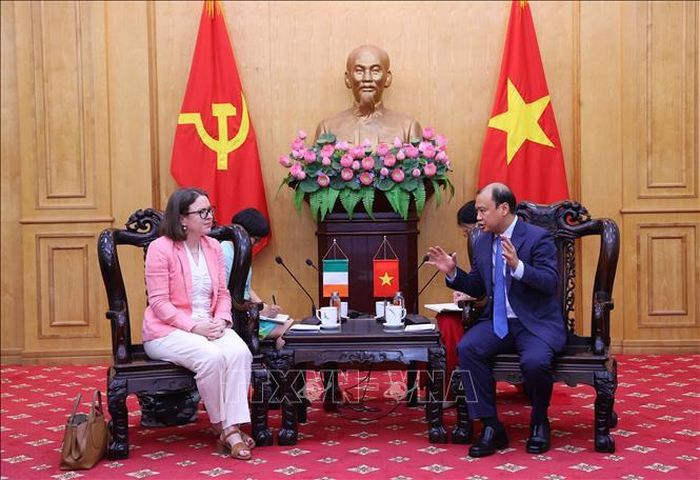 PGS.TS Lê Hải Bình, Phó Giám đốc Thường trực Học viện Chính trị quốc gia Hồ Chí Minh tiếp Đại sứ Ireland tại Việt Nam, bà Deirdre Ní Fhallúin. Ảnh: Văn Điệp/TTXVN