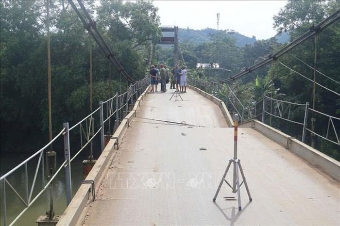 Cầu treo Vĩnh Hảo (Tuyên Quang) bị nghiêng, gây mất an toàn cho người và phương tiện tham gia giao thông. Ảnh: TTXVN phát