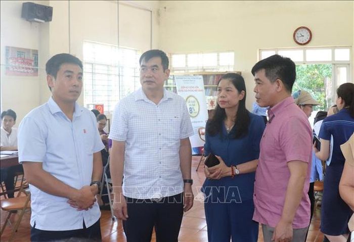 Lãnh đạo Ủy ban Mặt trận Tổ quốc Việt Nam thành phố Hà Nội và UBND xã Hồng Vân trực tiếp chỉ đạo công tác hỗ trợ chi trả tại điểm chi trả bồi thường, hỗ trợ giải phóng mặt bằng.