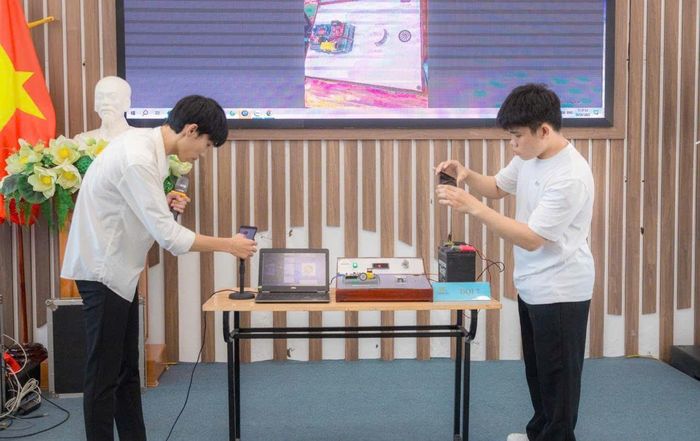 Sản phẩm “Mô hình điều khiển xe động cơ điện bằng giọng nói” của sinh viên ngành Công nghệ kỹ thuật ô tô Ttrường Đại học Thành Đô tại cuộc thi Thado Techfest.
