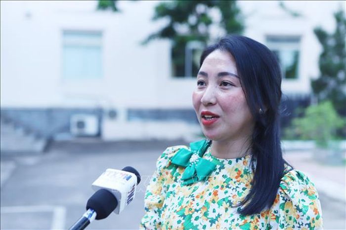 Chị Thipphaphone Sihavong, thí sinh đội Trung tâm Tiếng Việt của Viện Phát triển Công đoàn Lào trả lời phỏng vấn phóng viên TTXVN. Ảnh: Xuân Tú/PV TTXVN tại Lào