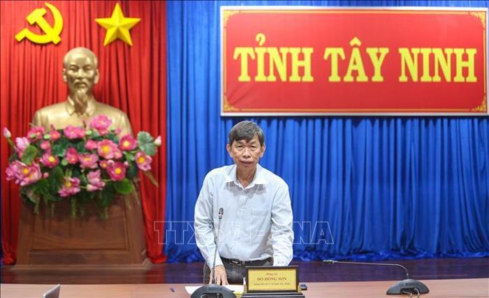 Ông Đỗ Hồng Sơn, Giám đốc Sở Y tế tỉnh Tây Ninh phát biểu tại buổi làm việc.