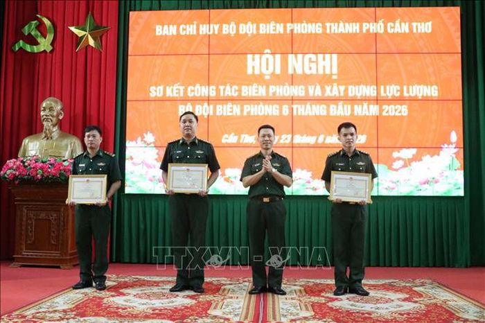 Bộ Tư lệnh Bộ đội Biên phòng tặng Bằng khen cho các tập thể, cá nhân có thành tích xuất sắc trong đấu tranh phòng chống tội phạm mua bán người.