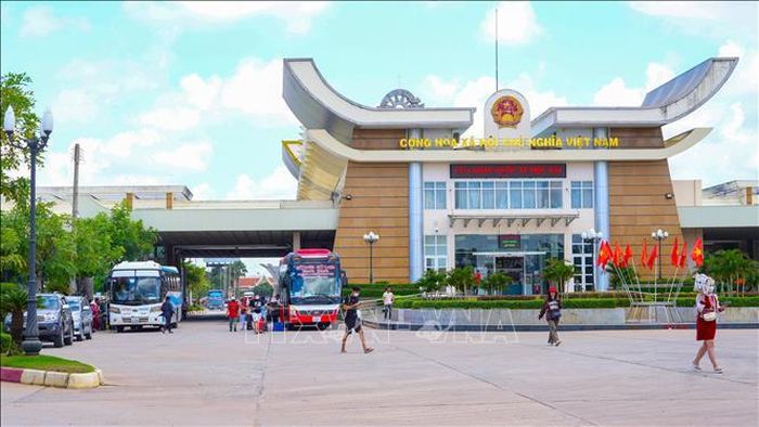 Cửa khẩu quốc tế Mộc Bài - cửa khẩu quốc tế có lưu lượng người và phương tiện xuất nhập cảnh lớn của tỉnh Tây Ninh.