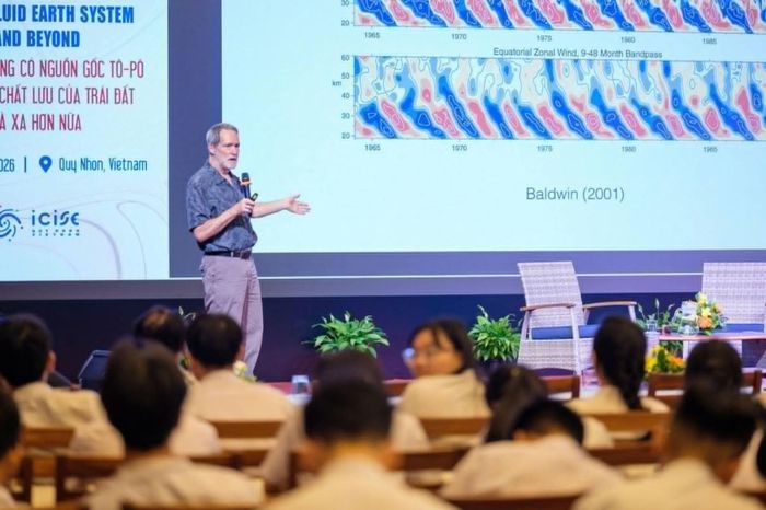 Giáo sư Brad Marston tại buổi nói chuyện đại chúng tại Quy Nhơn. Photo : ICISE