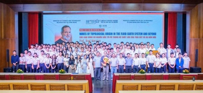 Giáo sư Brad Marston (cầm hoa) chụp ảnh kỉ niệm cùng các đại biểu tham dự tại chỗ buổi nói chuyện đại chúng. Ảnh: ICISE