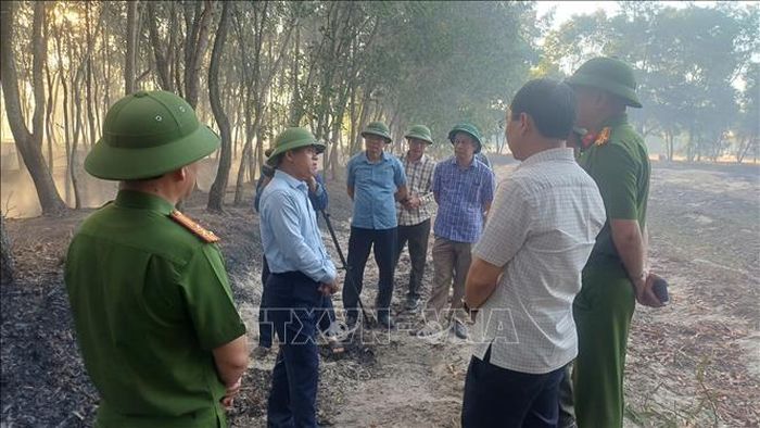 Ông Lê Văn Bảo, Phó Chủ tịch UBND tỉnh Quảng Trị trực tiếp đến hiện trường kiểm tra, chỉ đạo công tác chữa cháy, động viên các lực lượng tham gia làm nhiệm vụ. Ảnh: TTXVN phát