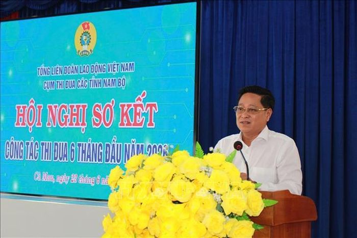 Phó Chủ tịch HĐND tỉnh Cà Mau Bùi Tấn Bảy phát biểu tại Hội nghị.