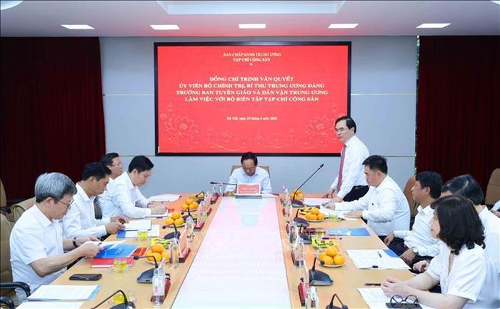 Trưởng Ban Tuyên giáo và Dân vận Trung ương Trịnh Văn Quyết làm việc với Bộ Biên tập Tạp chí Cộng sản. Ảnh: Phương Hoa/ TTXVN