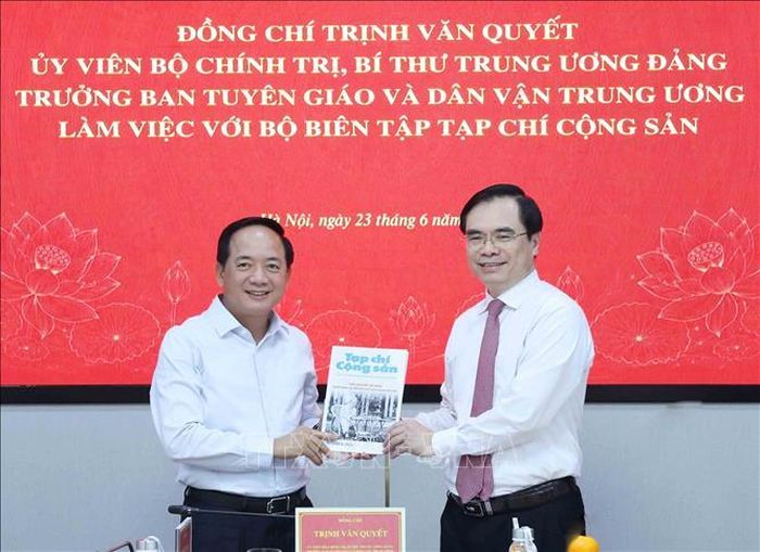 Tổng Biên tập Tạp chí Cộng sản Dương Trung Ý tặng cuốn tạp chí có bài viết của đồng chí Trịnh Văn Quyết, Ủy viên Bộ Chính trị, Bí thư Trung ương Đảng, Trưởng Ban Tuyên giáo và Dân vận Trung ương. Ảnh: Phương Hoa/TTXVN