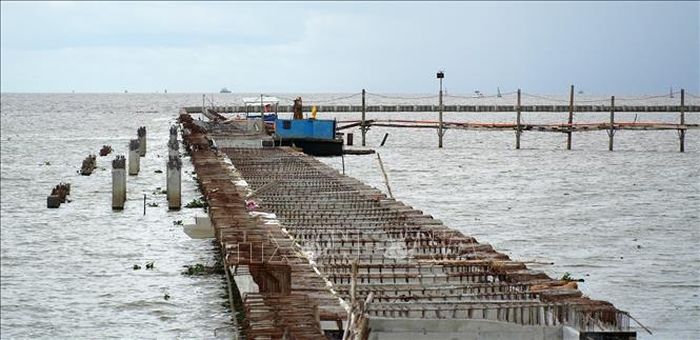Công trình lấn biển trên địa bàn phường Rạch Giá (An Giang) đang trong giai đoạn thi công. Ảnh: Lê Huy Hải/TTXVN