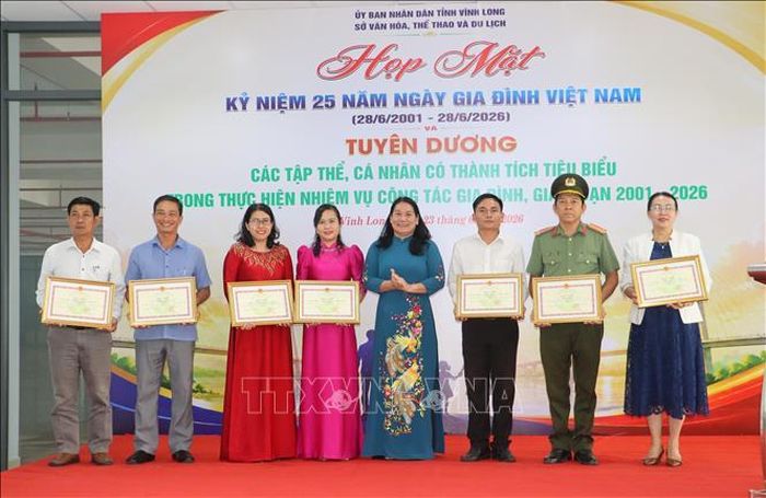 Khen thưởng các tập thể có thành tích tiêu biểu trong thực hiện nhiệm vụ công tác gia đình trên địa bàn tỉnh Vĩnh Long giai đoạn 2001 - 2026.