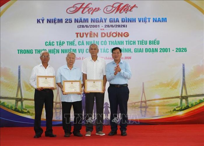 Khen thưởng các gia đình có thành tích tiêu biểu trong thực hiện nhiệm vụ công tác gia đình trên địa bàn tỉnh Vĩnh Long giai đoạn 2001 - 2026.