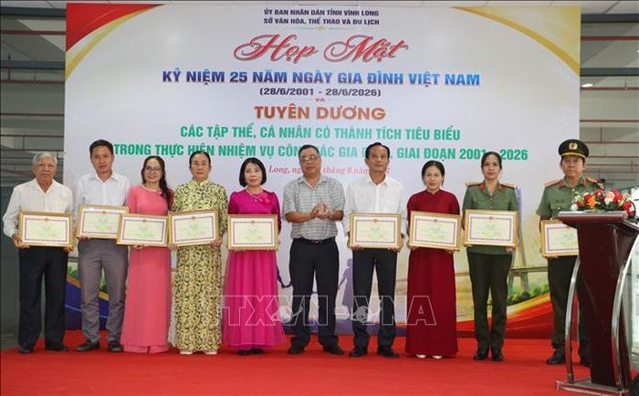 Khen thưởng các cá nhân có thành tích tiêu biểu trong thực hiện nhiệm vụ công tác gia đình trên địa bàn tỉnh Vĩnh Long giai đoạn 2001 - 2026.