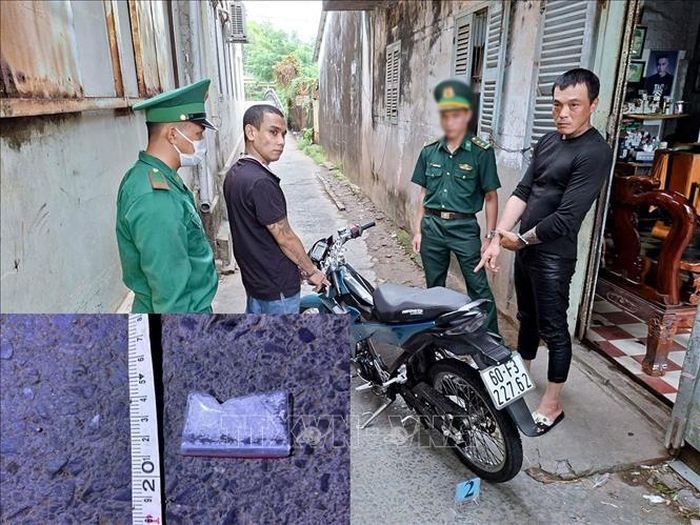 Hai đối tượng Lâm Văn Tín và Lâm Danh Phúc cùng tang vật tại hiện trường. Ảnh: TTXVN phát