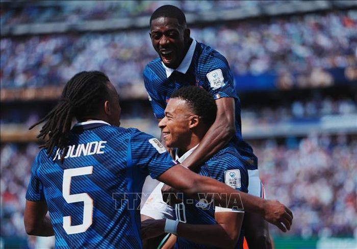 Kylian Mbappe ăn mừng chiến thắng cùng đồng đội. Ảnh: THX/TTXVN