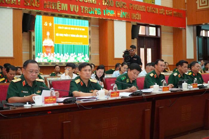 Tham dự Hội nghị còn có Phó Tư lệnh Quân khu cùng thủ trưởng các cơ quan Quân khu; thủ trưởng Bộ Tư lệnh Thành phố và lãnh đạo 168 xã, phường, đặc khu.