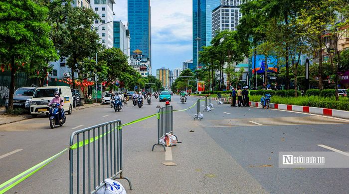 Rào chắn cố định dải phân cách giữa đường Văn Cao và một phần lòng đường Văn Cao hướng đi Nguyễn Chí Thanh và ngược lại (dài 476m, rộng 20m), hướng đi Nguyễn Chí Thanh còn lại 10,25m (3 làn), hướng đi Hồ Tây còn lại 7m (2 làn).