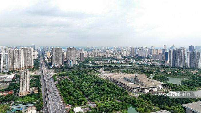Sau khi qua Trung tâm Hội nghị quốc gia tuyến chuyển sang đi trên mặt đất tại dải phân cách giữa đại lộ Thăng Long và cao tốc Hòa Lạc – Hòa Bình đến cuối tuyến. Trong ảnh là đoạn khu vực Trung tâm Hội nghị quốc gia nhìn từ trên cao hướng đại lộ Thăng Long.
