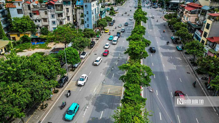 Tuyến bắt đầu tại khu vực đường Văn Cao giao với đường Hoàng Hoa Thám, tuyến đi ngầm dưới đường Văn Cao, Liễu Giai, Nguyễn Chí Thanh, Trần Duy Hưng. Trong ảnh là khu vực đường Văn Cao hiện những ngày này đang được rào chắn để phục vụ thi công ga S1 (ga Quần Ngựa).