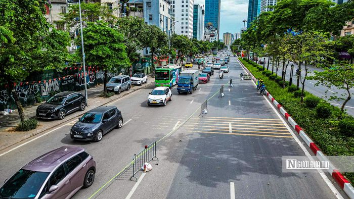 Về phương án tổ chức giao thông trên đường Văn Cao sẽ rào chắn cố định dải phân cách giữa và toàn bộ lòng đường Văn Cao, phía sân vận động Quần Ngựa (dài 476m, rộng từ 20 đến 40m).