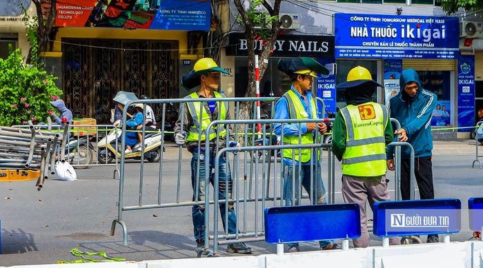 Theo MRB, chủ đầu tư và nhà thầu thi công bố trí đầy đủ rào tôn, barie, cọc tiêu, biển báo, đèn báo hiệu, hệ thống chiếu sáng tạm trên tuyến đường thi công để bảo đảm an toàn giao thông cho người và phương tiện lưu thông qua khu vực.