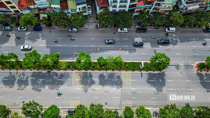 Theo ghi nhận, những ngày này tại khu vực đường Văn Cao, chủ đầu tư và nhà thầu điều đang tiến hành chỉnh rào chắn để phục vụ thi công ga S1.