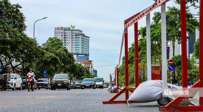 Các phương tiện phục vụ thi công chỉ được phép di chuyển ra ngoài phạm vi hàng rào từ 22h ngày hôm trước đến 5h sáng ngày hôm sau. Trường hợp di chuyển theo khung giờ khác phải được cấp phép theo quy định.