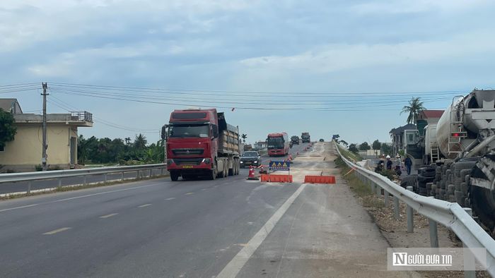 Các vị trí hư hỏng đang được rào chắn để khắc phục.