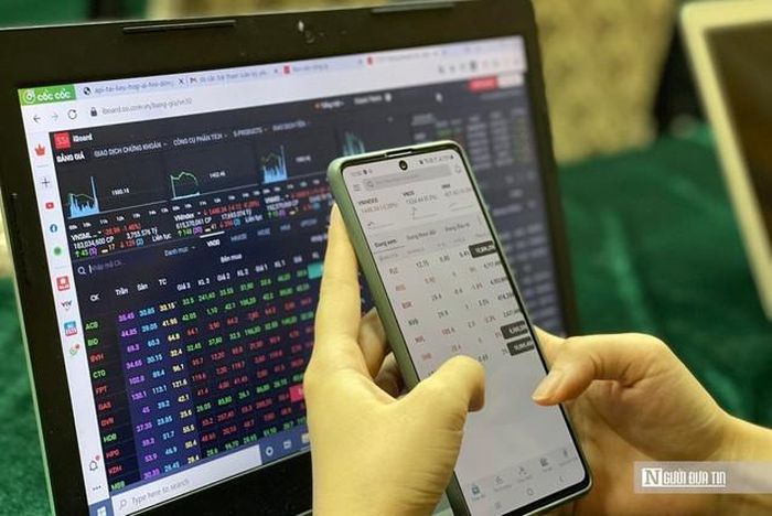 UBCKNN yêu cầu HBS không được tự ý bán hơn 10,2 triệu cổ phiếu trên tài khoản khách hàng.