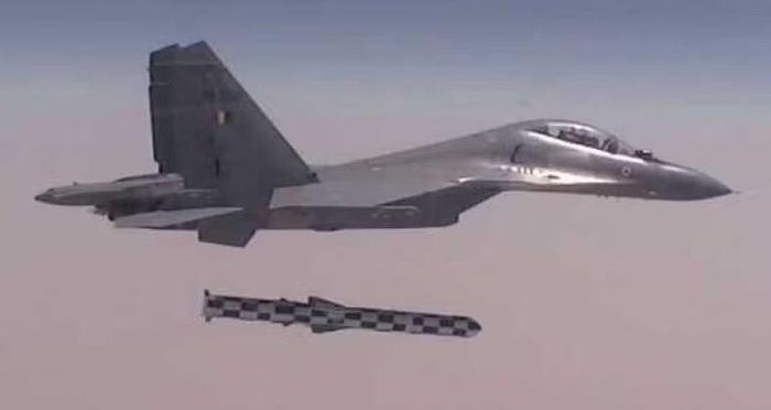 Máy bay chiến đấu Su-30MKI của Không quân Ấn Độ phóng tên lửa hành trình BrahMos. Ảnh: MW.