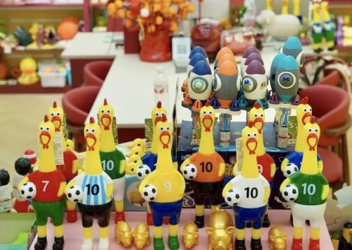Các đồ lưu niệm vật phẩm mùa World Cup sản xuất tại Nghĩa Ô, Trung Quốc chiếm 70% thị phần thế giới. Ảnh: CNS.