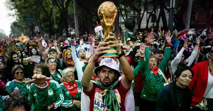 World Cup là cơ hội thu hút khách du lịch, kích thích tiêu dùng, đem lại nguồn lợi cho các địa phương đăng cai. Ảnh: Thepaper.