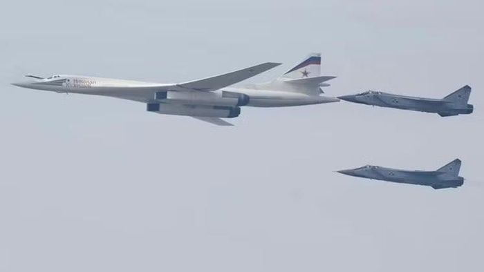 Máy bay ném bom Tu-160 của Nga được hộ tống bởi các máy bay tiêm kích đánh chặn MiG-31. Ảnh: MW.