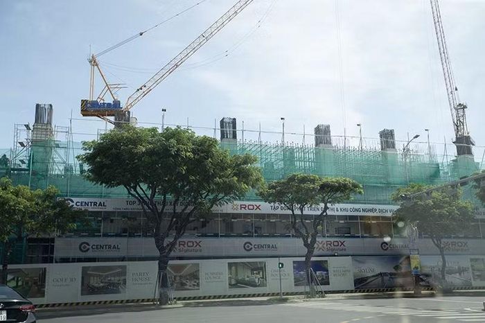 Dự án tọa lạc tại khu đất 4 mặt tiền đường Võ Văn Kiệt - Ngô Quyền, khu vực đầu cầu Rồng (phường An Hải). Dự án được khởi công từ tháng 2/2025, hiện dự án đang thi công tầng 5-6; dự kiến hoàn thành công trình vào quý IV/2027, bàn giao nhà vào quý I/2028.